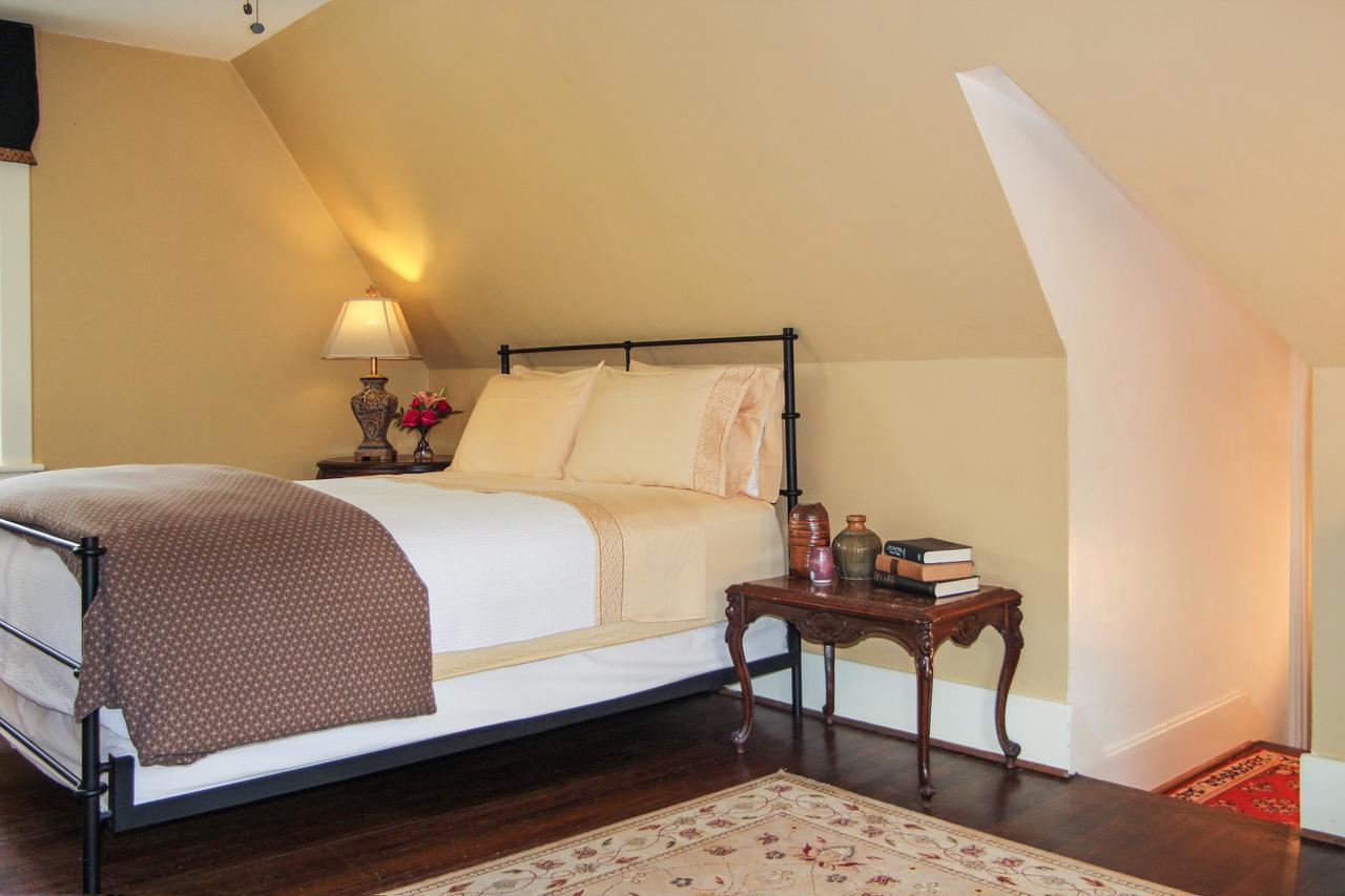 Hillbrook Inn & Spa (Adults Only) Чарлс Таун Екстериор снимка