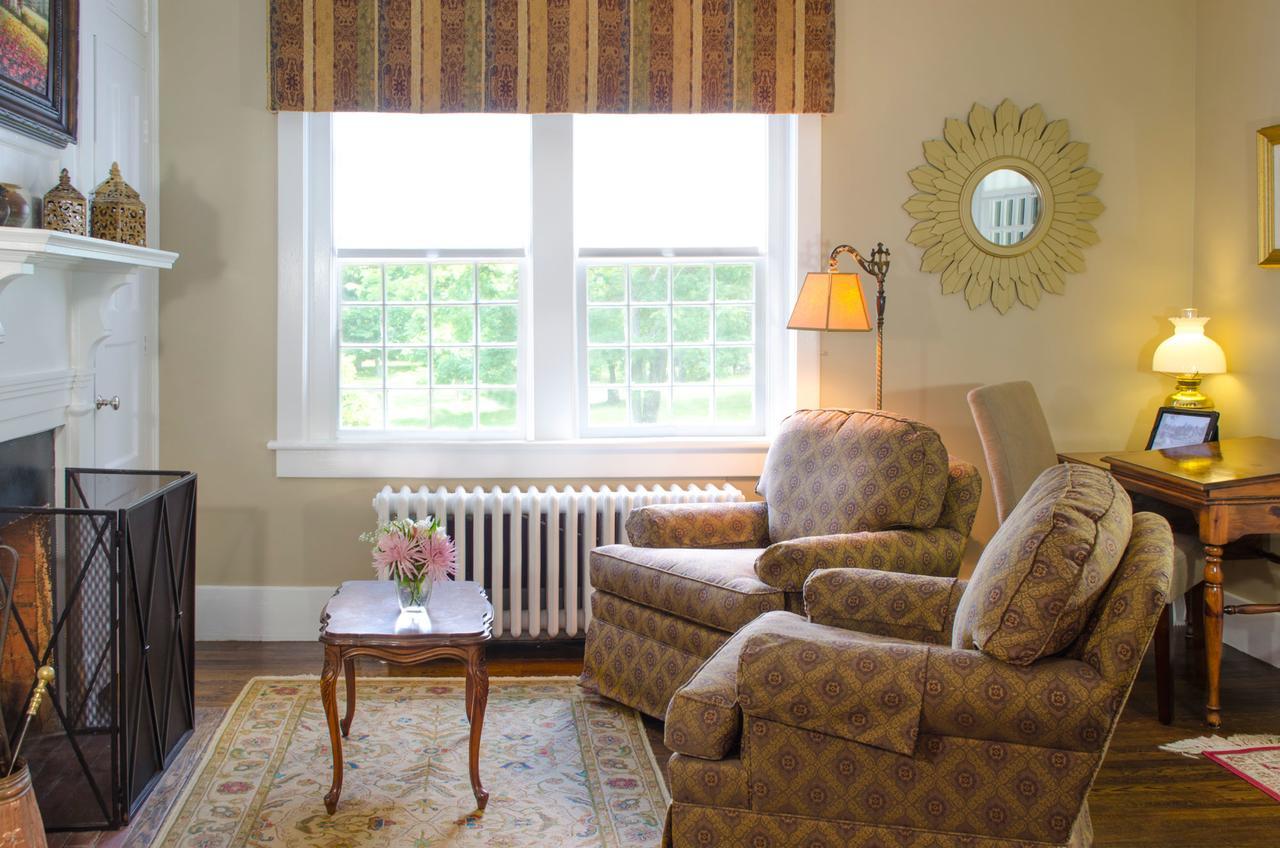 Hillbrook Inn & Spa (Adults Only) Чарлс Таун Екстериор снимка